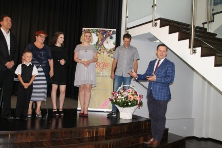 Burmistrz Miasta Wisła Tomasz Bujok składa gratulacje Grupie Teatralno-Kabaretowej "Emocja"